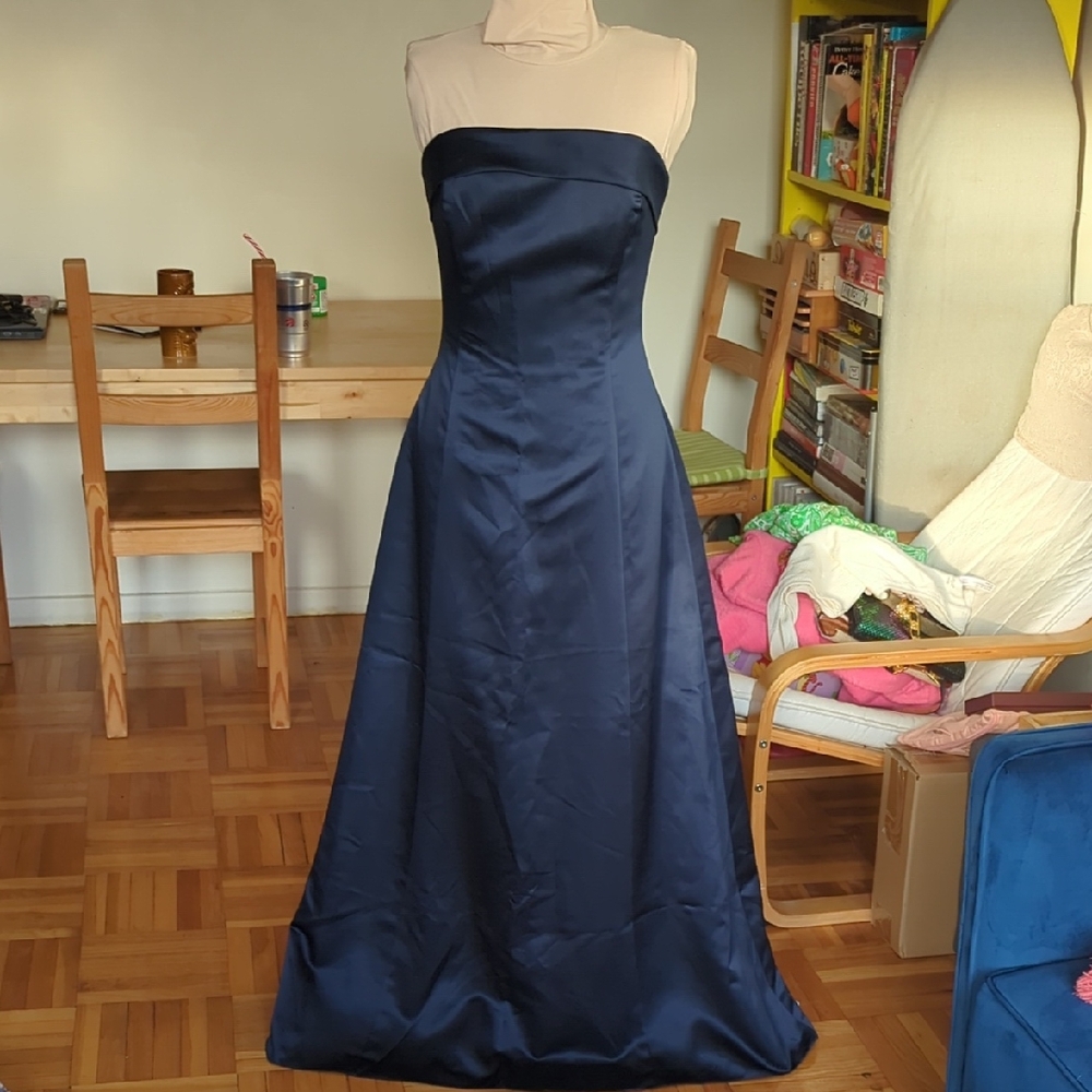 Elegant Navy Blue Strapless Gown